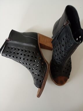 Toms ~Black Perforated Peep-Toe Block Heel Booties (8.5W)